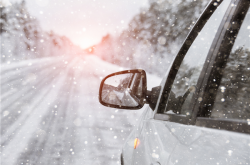 山西大同降大雪：游客白了头