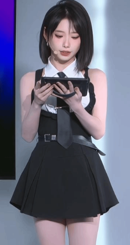 LPL新美女主持惊艳亮相引玩家热议 前SHY48女团成员！