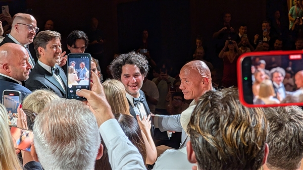 巨石泪洒威尼斯