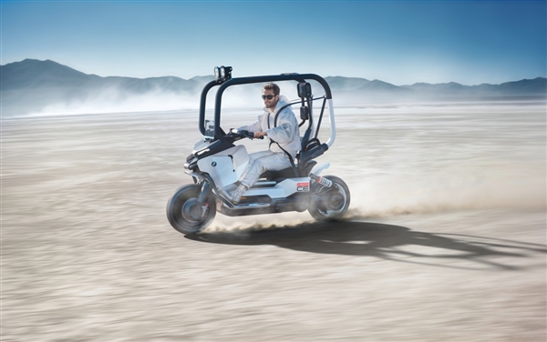 宝马发布全新纯电概念摩托：自带防护笼 骑行无需戴头盔