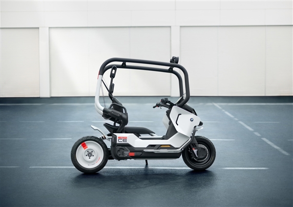 宝马发布全新纯电概念摩托：自带防护笼 骑行无需戴头盔