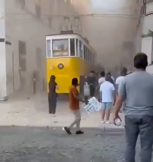 葡萄牙著名旅游景点 黄色历史缆车脱轨坠毁：至少15人死亡