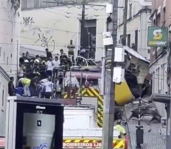 葡萄牙著名旅游景点 黄色历史缆车脱轨坠毁：至少15人死亡