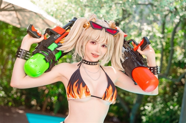 阿什莉体模Cos《合金装备3》EVA 穿开胸服完美还原