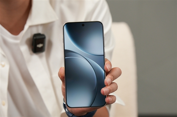 超越iPhone 17！OPPO Find X9系列真机提前看：最窄物理四等边