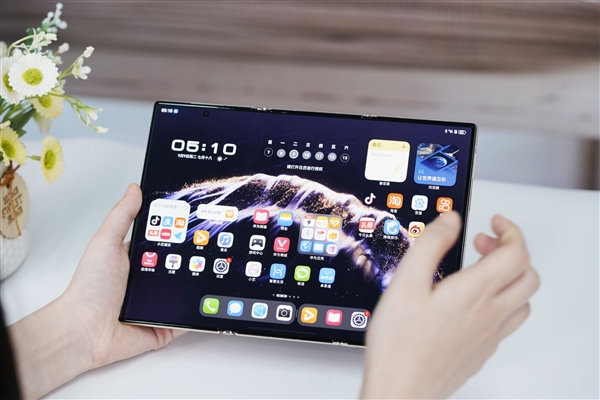 全球第2款三折叠！华为Mate XTs非凡大师图赏