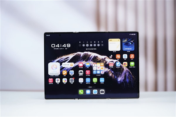 全球第2款三折叠！华为Mate XTs非凡大师图赏