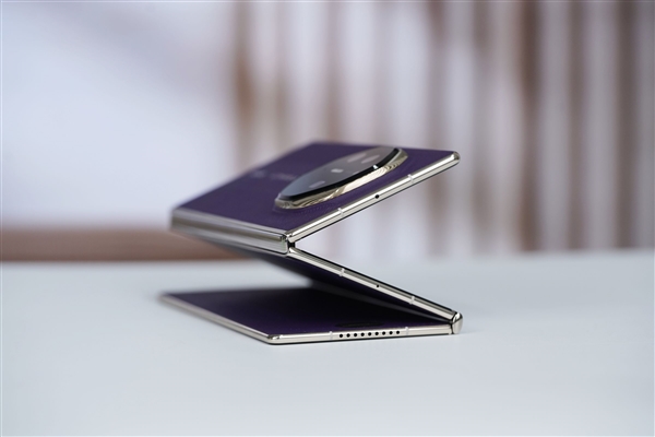 全球第2款三折叠！华为Mate XTs非凡大师图赏