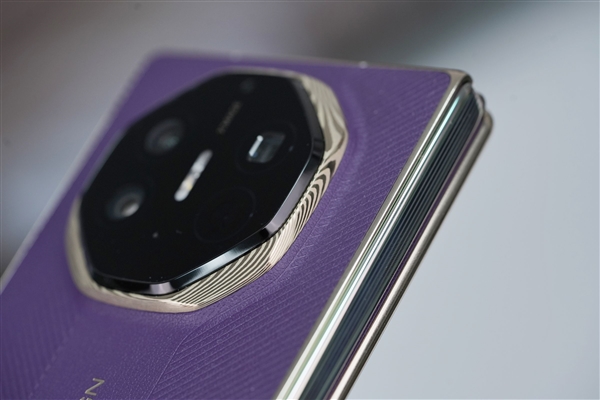 全球第2款三折叠！华为Mate XTs非凡大师图赏