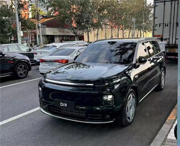 理想问界结合体 零跑大型旗舰D19实车首曝：六座家用SUV黑马来了