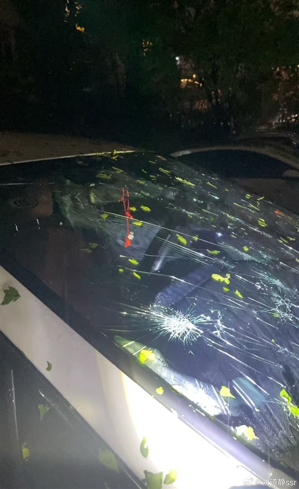 北京冰雹车盖被砸出气泡膜！车主：车玻璃砸碎 车身全是坑