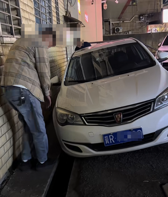 男子将车开到沟里连续三天找银行维权 网友：技术人品都有问题