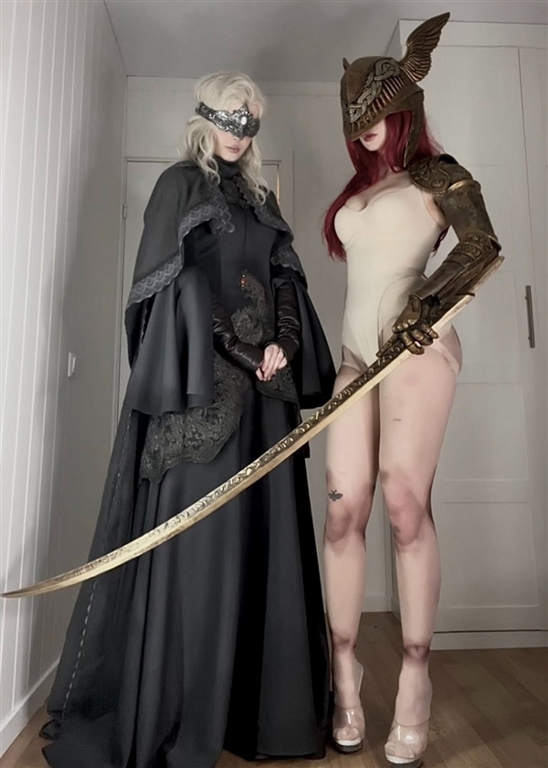 双倍压抑！ 国外美女双胞胎cos《寂静岭》护士姐姐