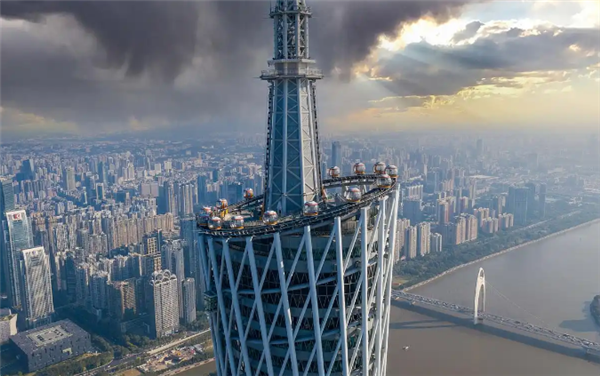 台风“桦加沙”来袭 广州塔1200吨“定塔神器”出现明显摆动
