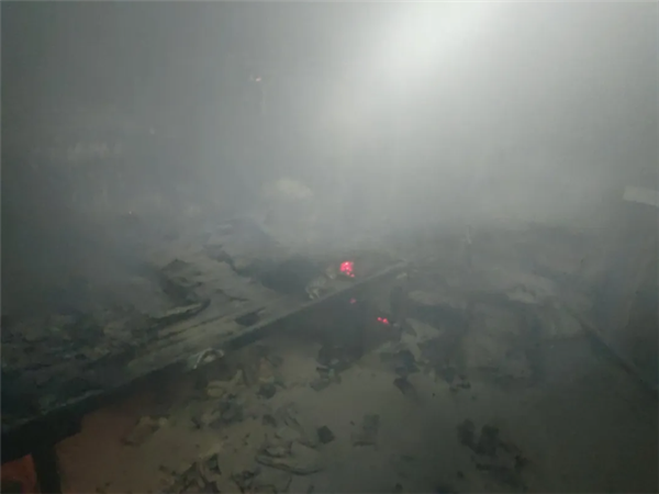 荒废老宅雷雨夜突发火灾 罪魁祸首是一盏亮了15年的灯