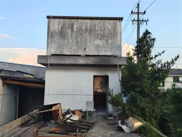 荒废老宅雷雨夜突发火灾 罪魁祸首是一盏亮了15年的灯