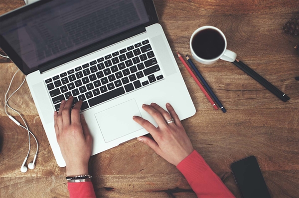 公司补班被举报 反手取消14天年假