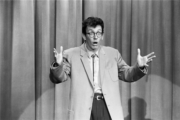 无聊的潮人们 又开始往自己脖子上拴绳了