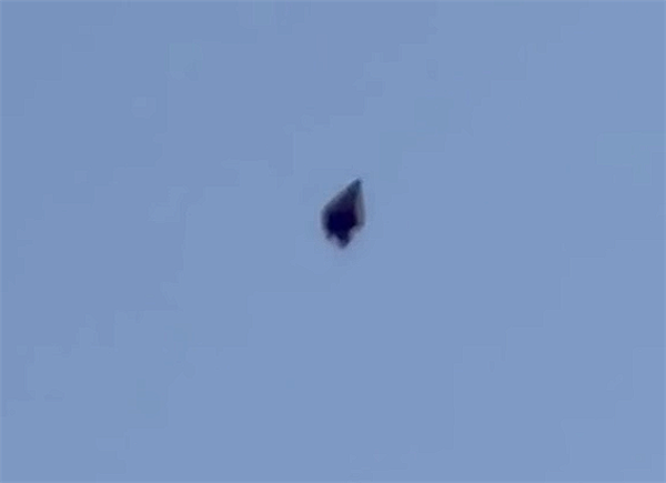 美国得州上空疑出现黑色UFO：边缘发光三角形 没任何声音