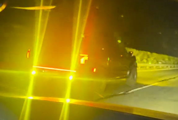 超级刺眼！高速上一福特猛禽装两盏高亮后射灯：如同逆行