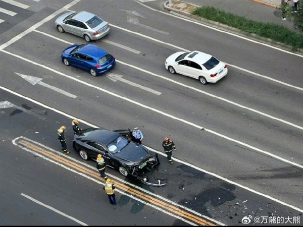 知名车评人陈震发生交通事故 座驾劳斯莱斯闪灵维修费或超百万：曾称买车损险不划算
