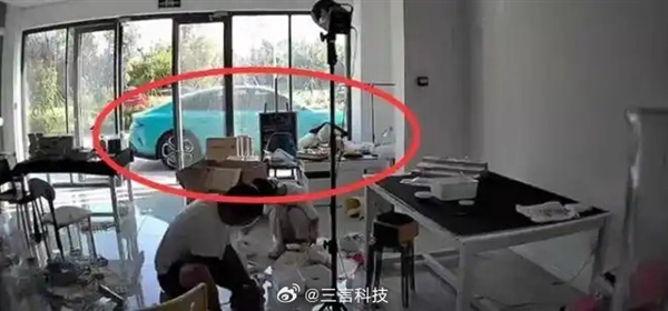 小米汽车突然自己开走 官方回应排除车辆质量问题：当事人已将账号内容清空