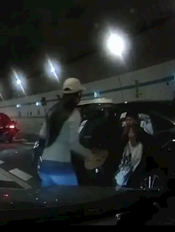 行车记录仪拍下10岁男孩跪地拦车救母感动全网 妈妈回应:儿子说害怕我没了