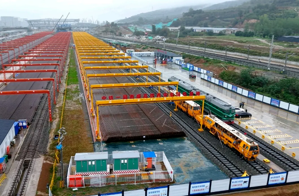 西康高铁全线铺轨正式启动 全线桥隧比高达94%