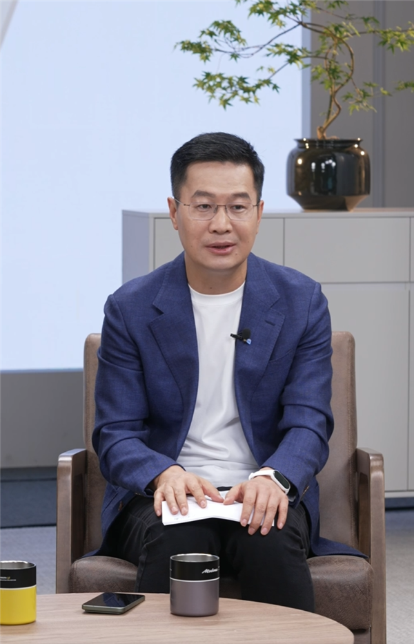 小米17 Pro Max销量最好！卢伟冰称小米17团队年终奖考虑翻倍