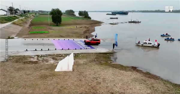 奇瑞越野车成功挑战横渡长江：水深20米 姿态稳如船