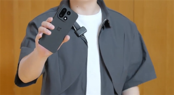 一加15绝对黑配色真机亮相 李杰：可能是行业最黑的手机