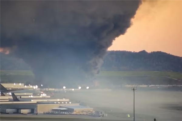 起飞时引擎脱落 坠毁爆炸！美国UPS坠机已致11死