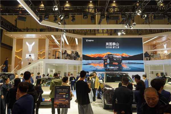 国产豪华旗舰SUV新王炸！岚图旗舰泰山亮相郑州国际车展