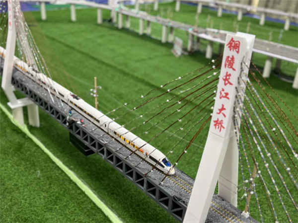 大学生打造微缩高铁模型：完整复刻 已成为教材