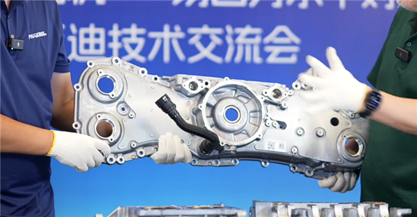 突破百余年技术壁垒！比亚迪2.0T水平对置发动机全网首拆