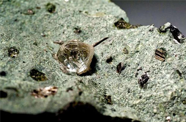 3500万年前的一次小行星撞击地球 造就最大钻石矿床 但为何没人去开采