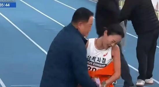 韩国男教练为女运动员裹毛毯引网友争议 女方皱眉推开：太邪恶了