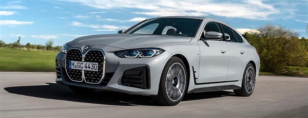 小伙试驾宝马追尾负全责 赔4S店3千多元！网友热议：不该赔