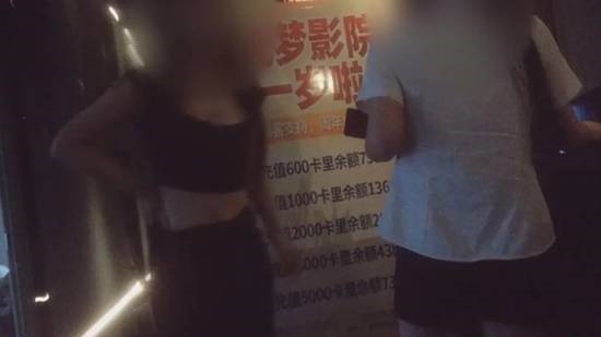 西安多家私人影院提供异性陪侍服务引网友吐槽:举报后经营者遭殃