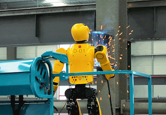 连干8小时不停歇!人形机器人完成全球首例人机协作高空焊接作业