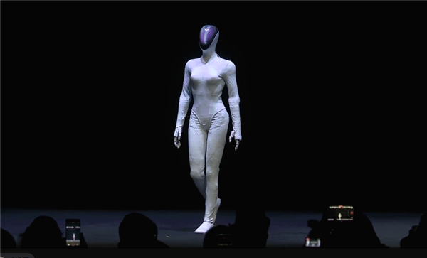 小鹏机器人IRON官宣首次线下互动！曾被质疑是真人假扮 让何小鹏扒衣验身