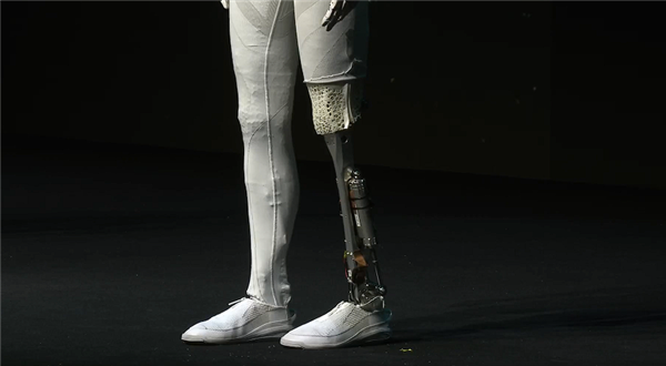 小鹏机器人IRON官宣首次线下互动！曾被质疑是真人假扮 让何小鹏扒衣验身