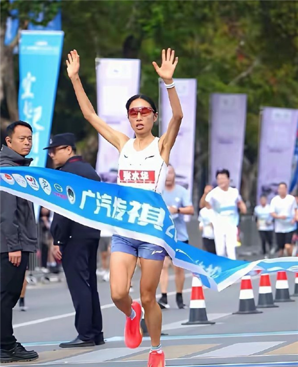 “最快女护士”张水华宣布辞职引热议 被批精致利益者：既要铁饭碗又要马拉松奖金
