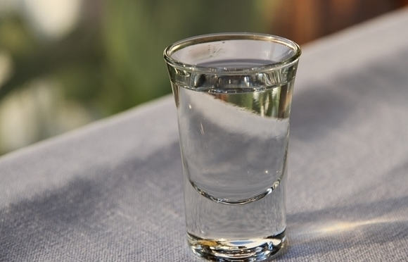 老人筷子蘸酒喂5月龄宝宝致肝损伤 医生:婴儿喝酒10克就能夺命