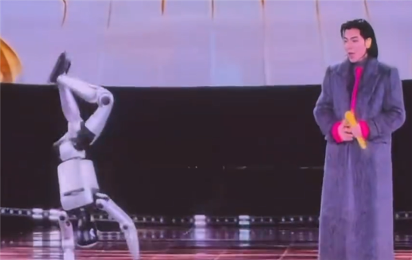 追觅机器人年会摔倒翻车 萧敬腾俯身去扶被撒贝宁调侃碰瓷