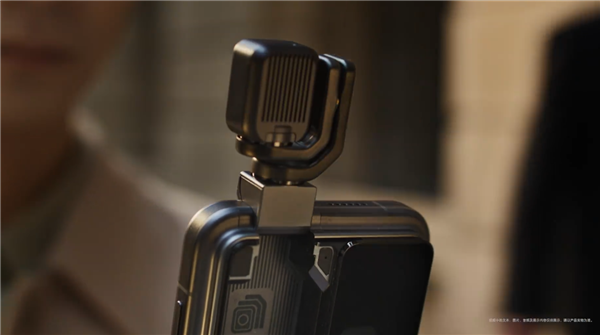 颠覆形态!全球首款机器人手机登场 影石CEO刘靖康点赞荣耀Robot Phone:杰作