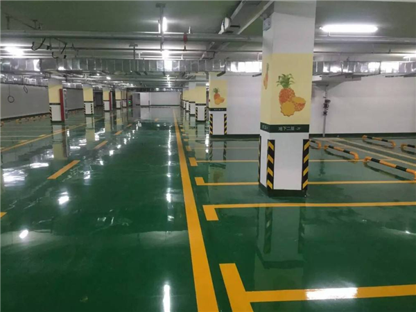 问界M7车主控诉车库撞墙 网友秒破案：环氧地坪+水 下坡还主动加速