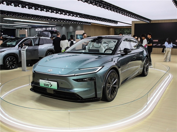 “公路闪电”雷克萨斯ES终于换代 但我觉得不如丰田