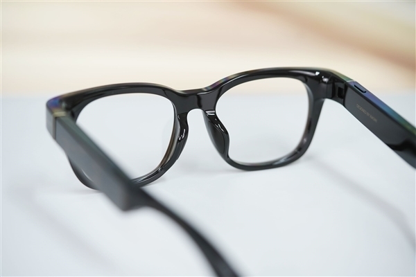 今年发布！苹果首款AI智能眼镜细节曝光：多框型可选、自带摄像头
