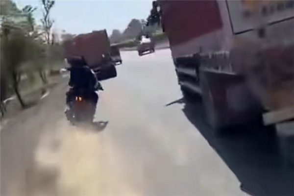 印度3兄弟骑摩托狂飙炫耀 下一秒撞卡车全部身亡